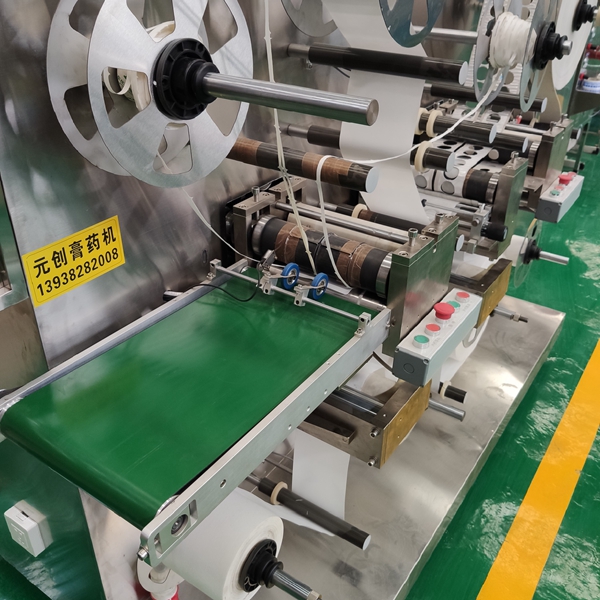 膏藥貼片機(jī)